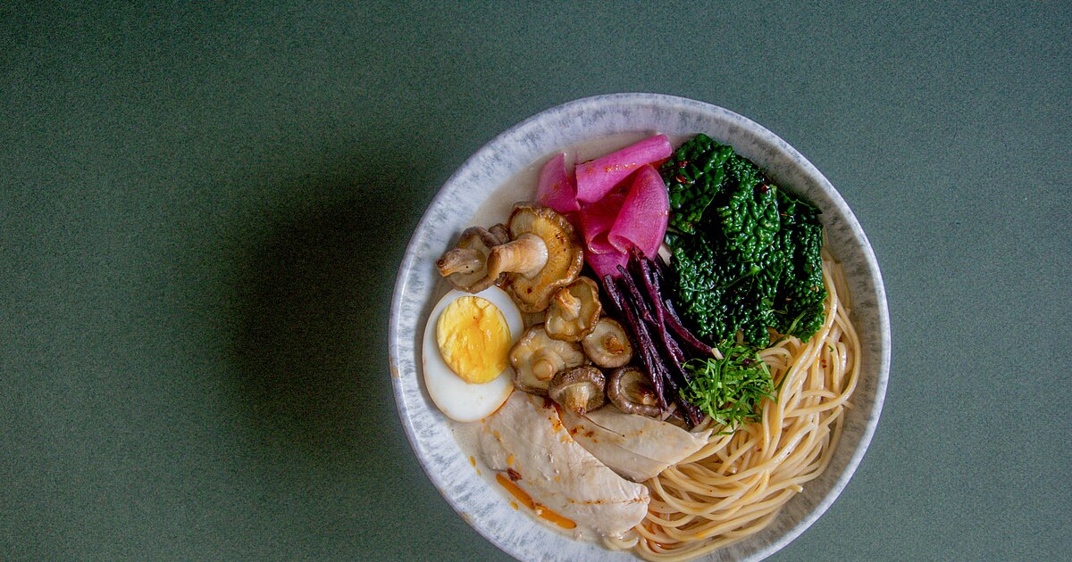 Miso Ramen mit Bruderhahn, Shiitake Pilzen, Palmkohl, violetten ...
