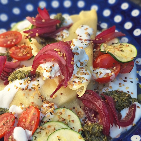 Victoria Lehners handgemachte Dinkelravioli mit Ziegenfrischkäse und Schafsfeta auf frischem Sommergemüse