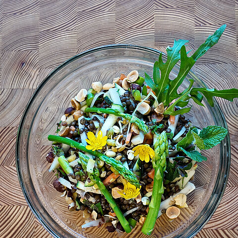 Johann Graßeckers lauwarmer Belugalinsen-Salat mit Schafkäse und frischer Minze